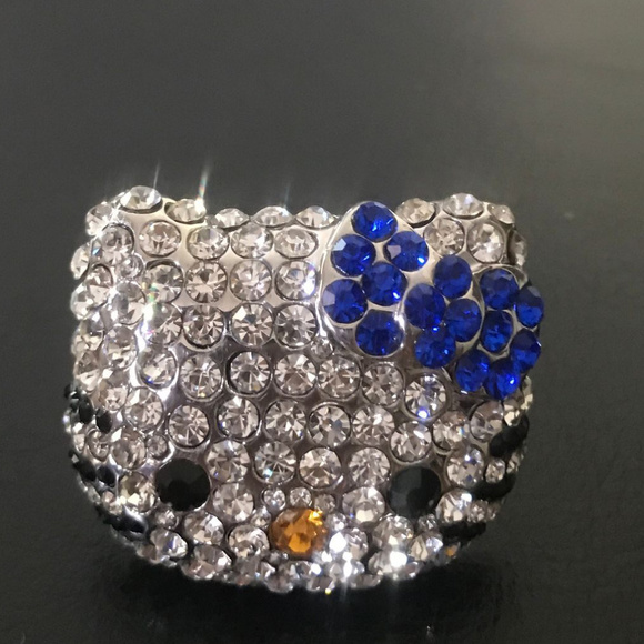 X LARGE BLUE BOW HELLO KITTY CRYSTAL RING - Picture 1 of 2